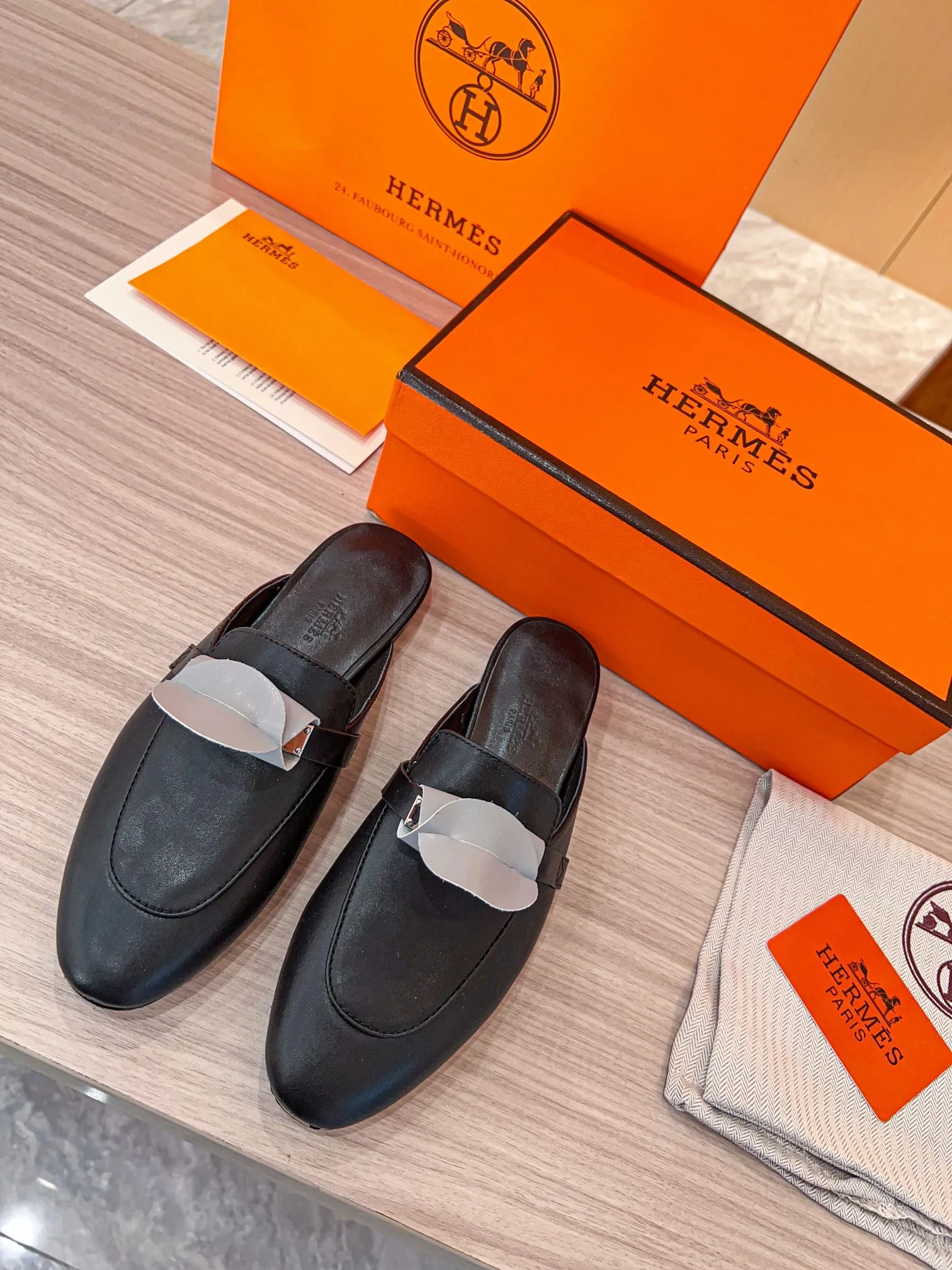 👟👟Ex-factory price 560👟👟 🐎2023 top product Hermes new genuine handmade shoes, purely handmade, a must-collect item! The perfect holiday accessory! Our pursuit of quality products is always the best! Don't give in! Comfort and originality, not following trends, and not deliberately expressing oneself are the consistent pursuits of Hermes and its fans! [Material] ✅Upper: Hermers original calfskin ✅Foot pads: Made of imported original fabric 5D color printed pads ✅Outsole: Italian genuine leather outsole (pursuing top walking comfort) [Number of codes] 34-42 [Packaging] Comes with a full set of original packaging, code 35-42